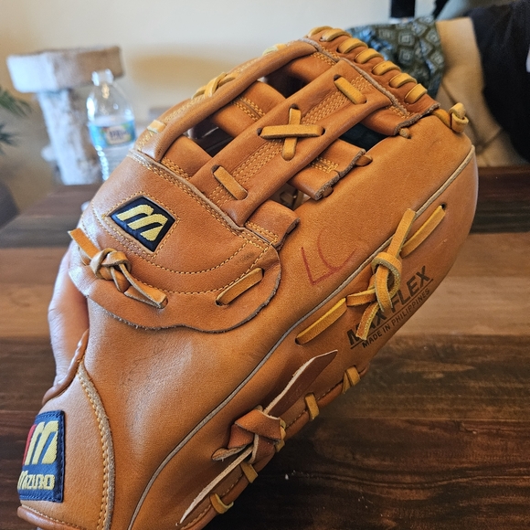 Mizuno 13in glove for right hand thrower - Picture 3 of 5